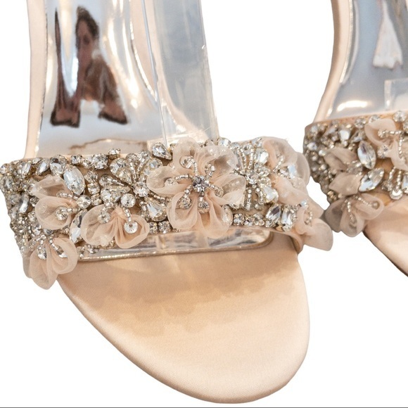 Badgley Mischka Collection Finesse Ankle Strap Sandal in Seashell Satin Size 7.5 - Picture 4 of 13
